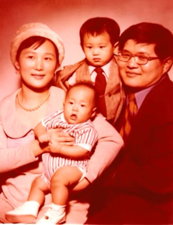 Childhood picture of Anthony Youn with his family